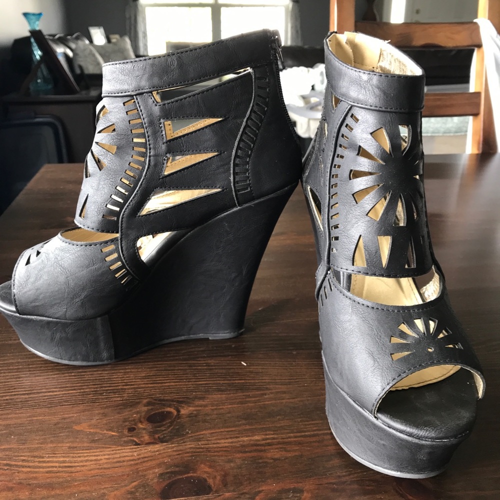 Black wedges